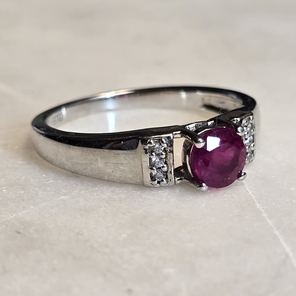 Stunning Silver Ring with Pink Gemstone
